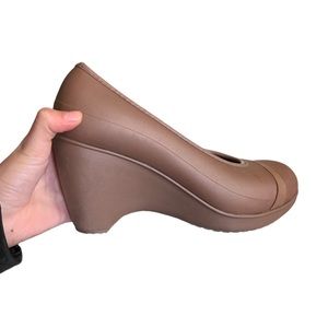 Brown crocs women’s shoes